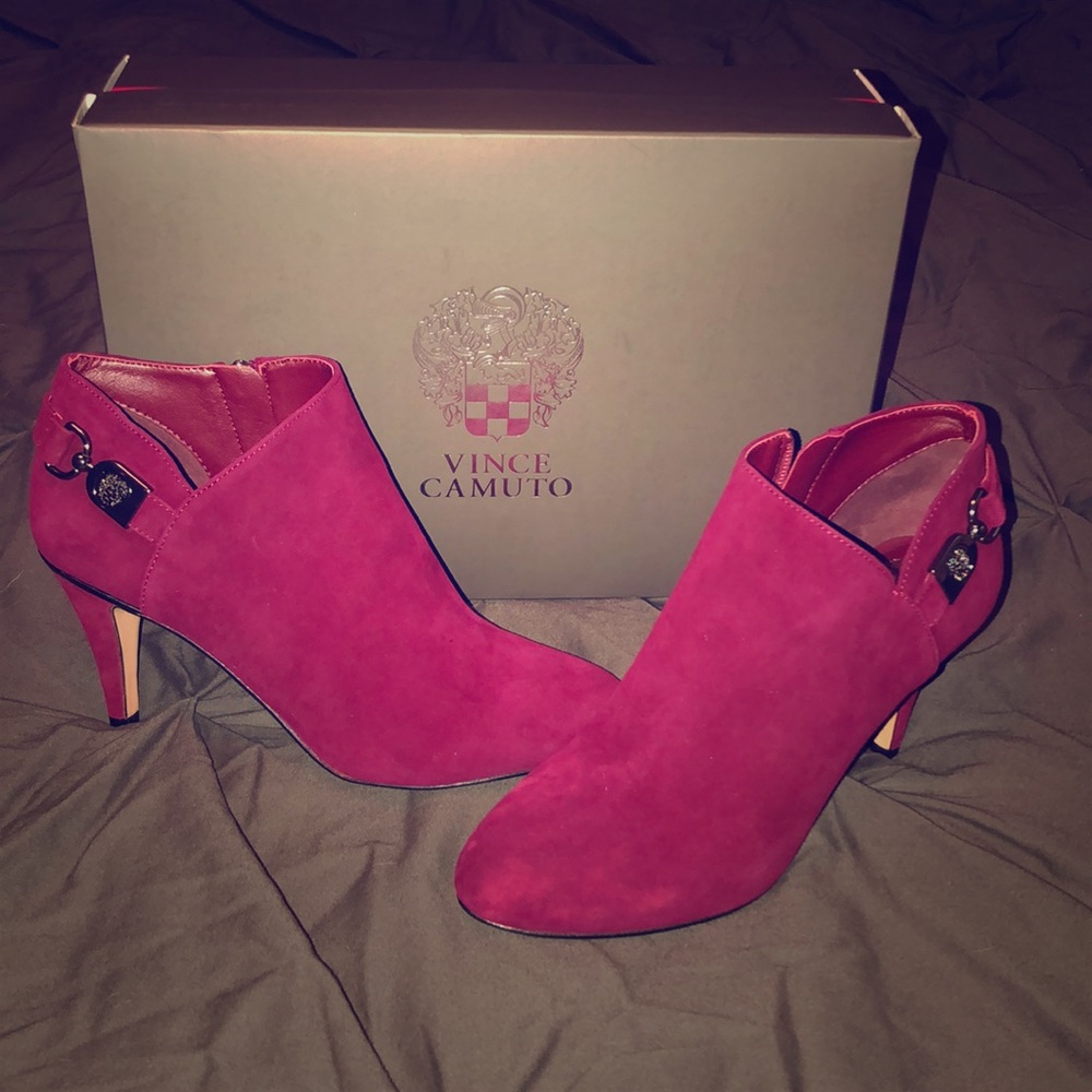Exquisite Vince Camuto heels in Ribbon Red suede